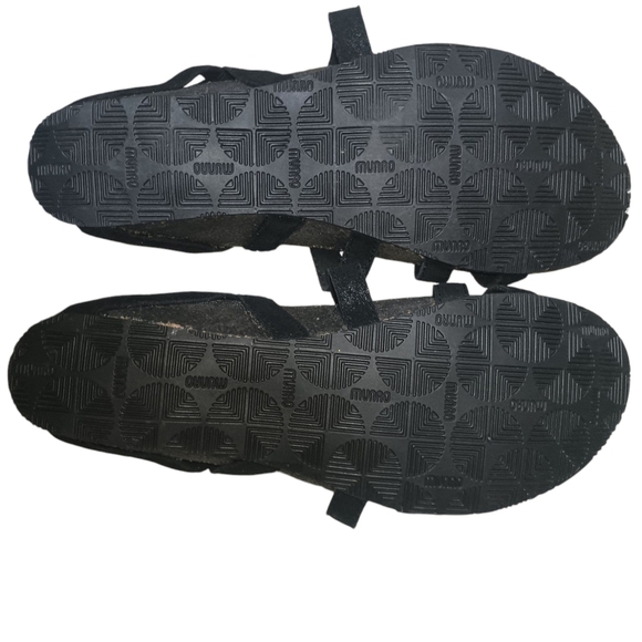 Munro Black Sandals Minimalist Design - Picture 3 of 6
